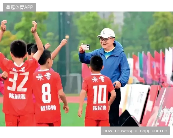 球星亲赴青训营指导,孩子们崇拜到不行
